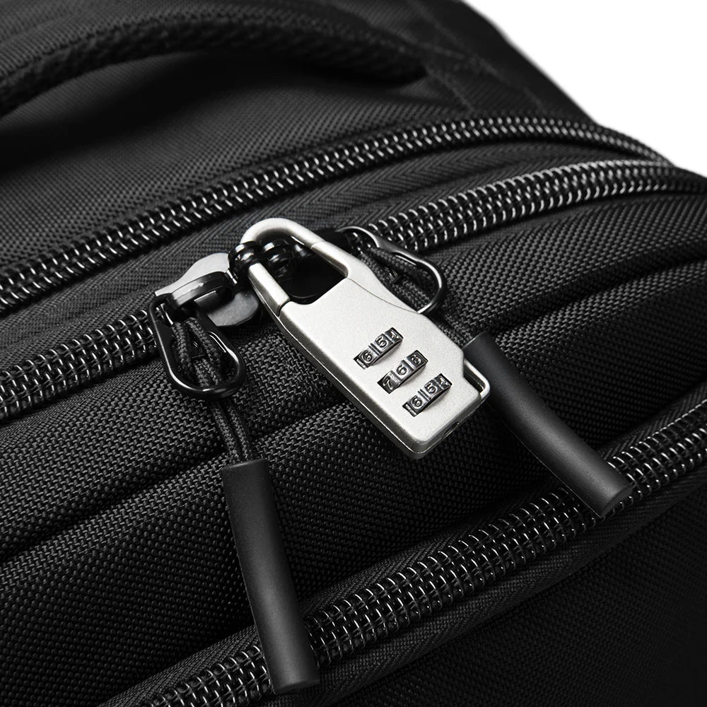 Detalle de candado de combinación de seguridad integrado en la mochila Bange Journeypack.
