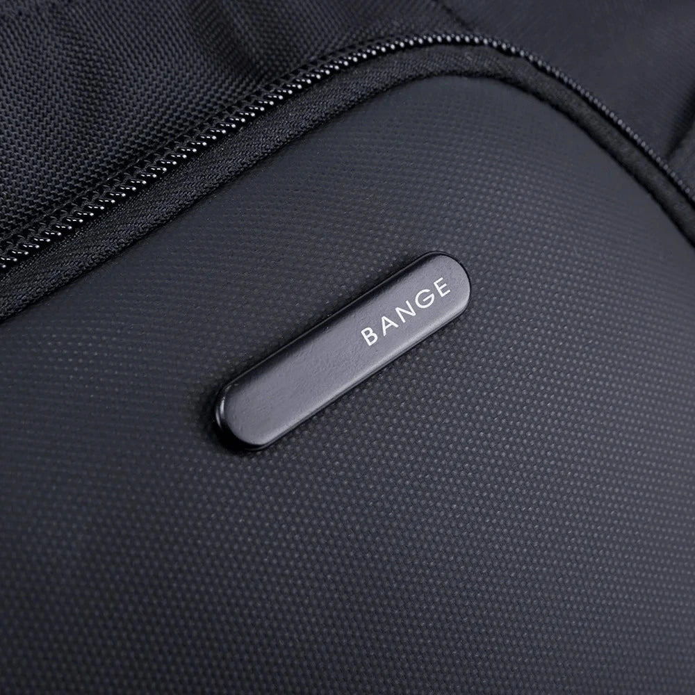 Logo BANGE grabado sobre material resistente de la bolsa The Big Deal.