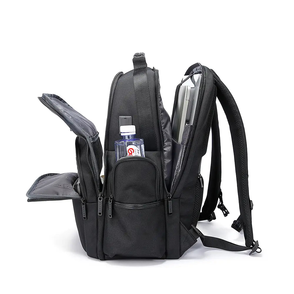 Mochila The Blackpack de Bange mostrando compartimento lateral abierto para botella de agua.