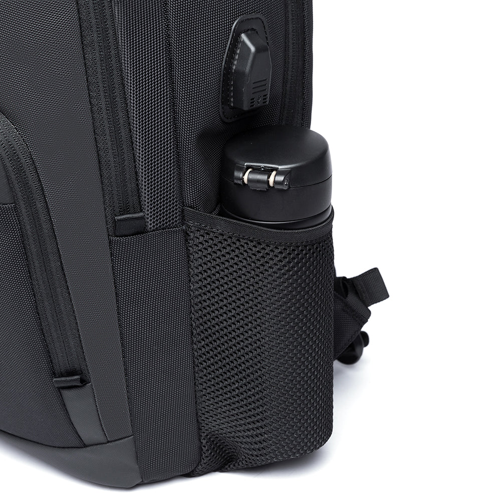 Bolsillo lateral de malla de la mochila The Classic de Bange con un tomatodo negro, ideal para llevar botellas u objetos de acceso rápido de forma segura y práctica.