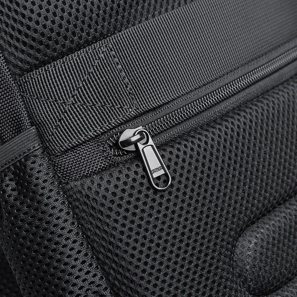 Detalle del cierre del bolsillo oculto trasero de la mochila The Classic de Bange, con acabado acolchado y ventilado para mayor comodidad y seguridad.