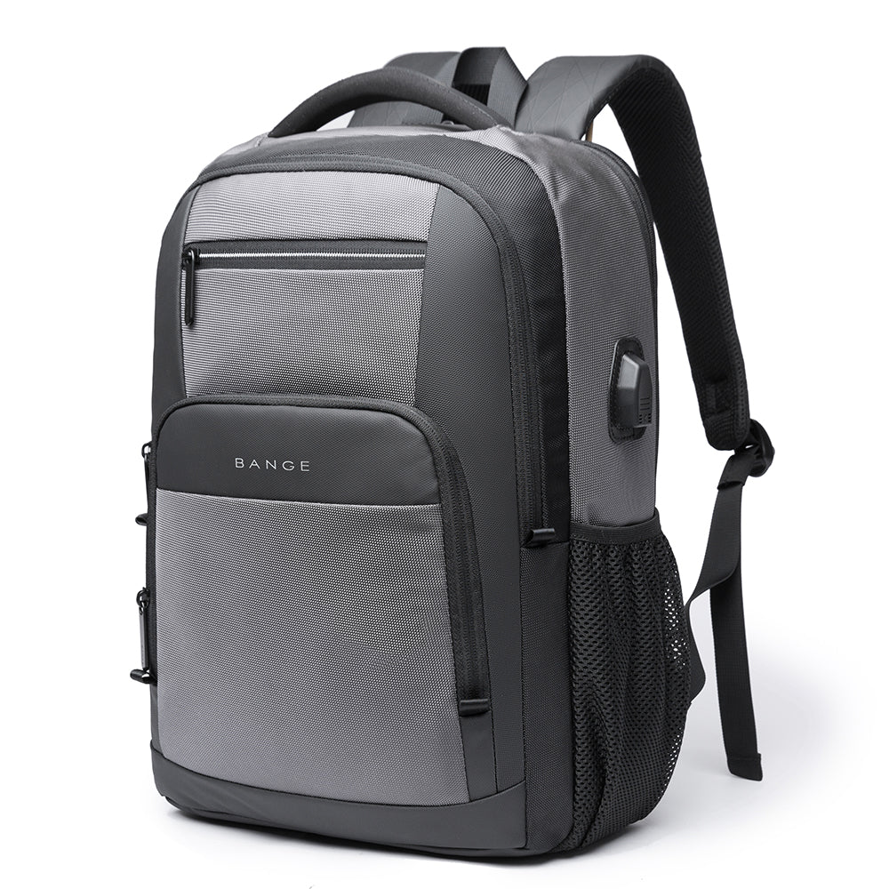 Vista frontal de la mochila The Classic de Bange en color gris, con diseño elegante, puerto USB lateral y bolsillos organizadores, ideal para uso profesional y urbano.