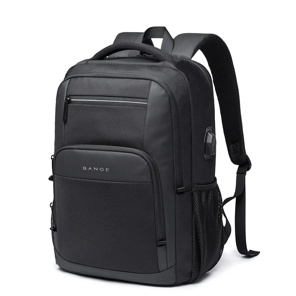 Mochila ejecutiva negra "The Classic" de Bange con diseño minimalista, compartimento frontal y lateral, ideal para trabajo, universidad o viajes urbanos.