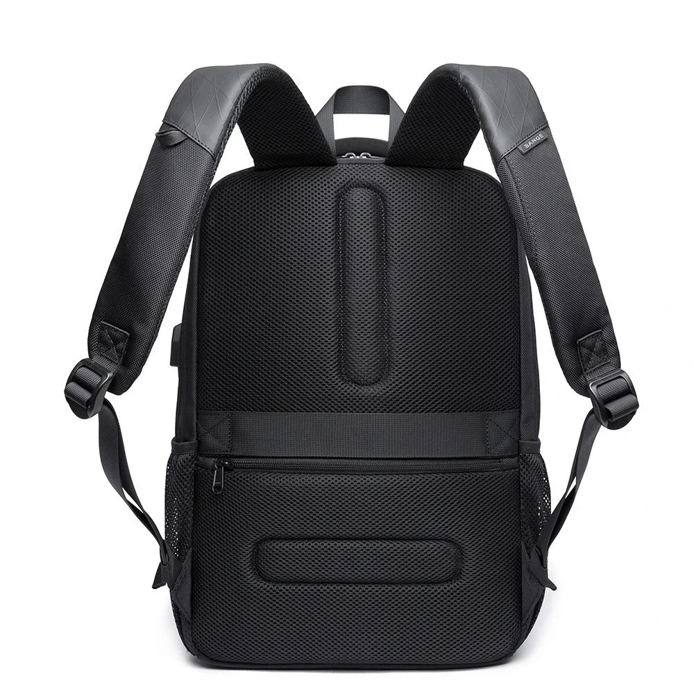Vista posterior de la mochila The Classic de Bange, destacando las correas ergonómicas acolchadas y el panel trasero transpirable con banda para sujetar a maleta de viaje.