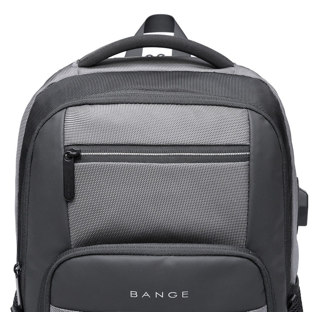 Parte superior frontal de la mochila Bange The Classic en gris, resaltando el bolsillo con cierre y diseño texturizado.