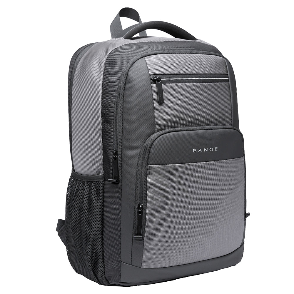 Vista frontal en ángulo de la mochila Bange The Classic en color gris, mostrando compartimentos exteriores y diseño moderno.