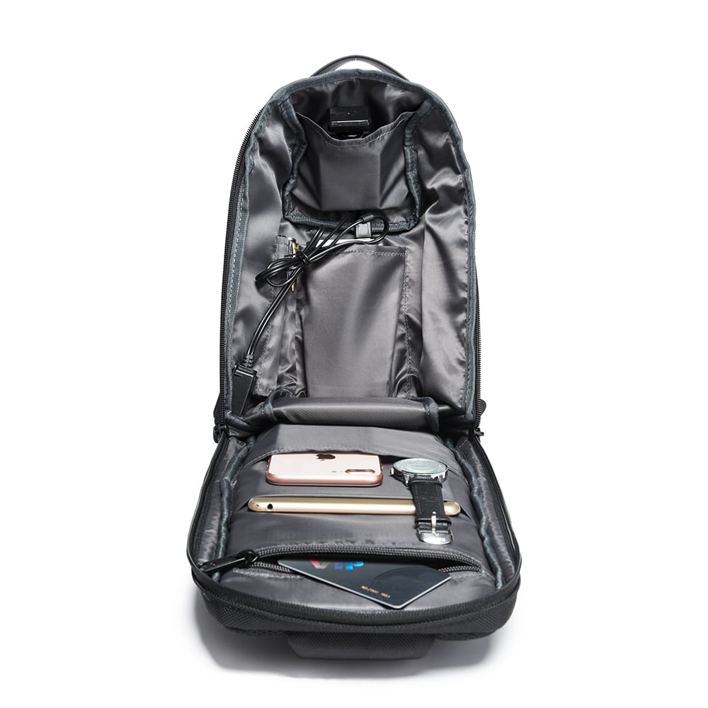 Interior del Safebag de Bange mostrando compartimentos organizadores para accesorios esenciales.
