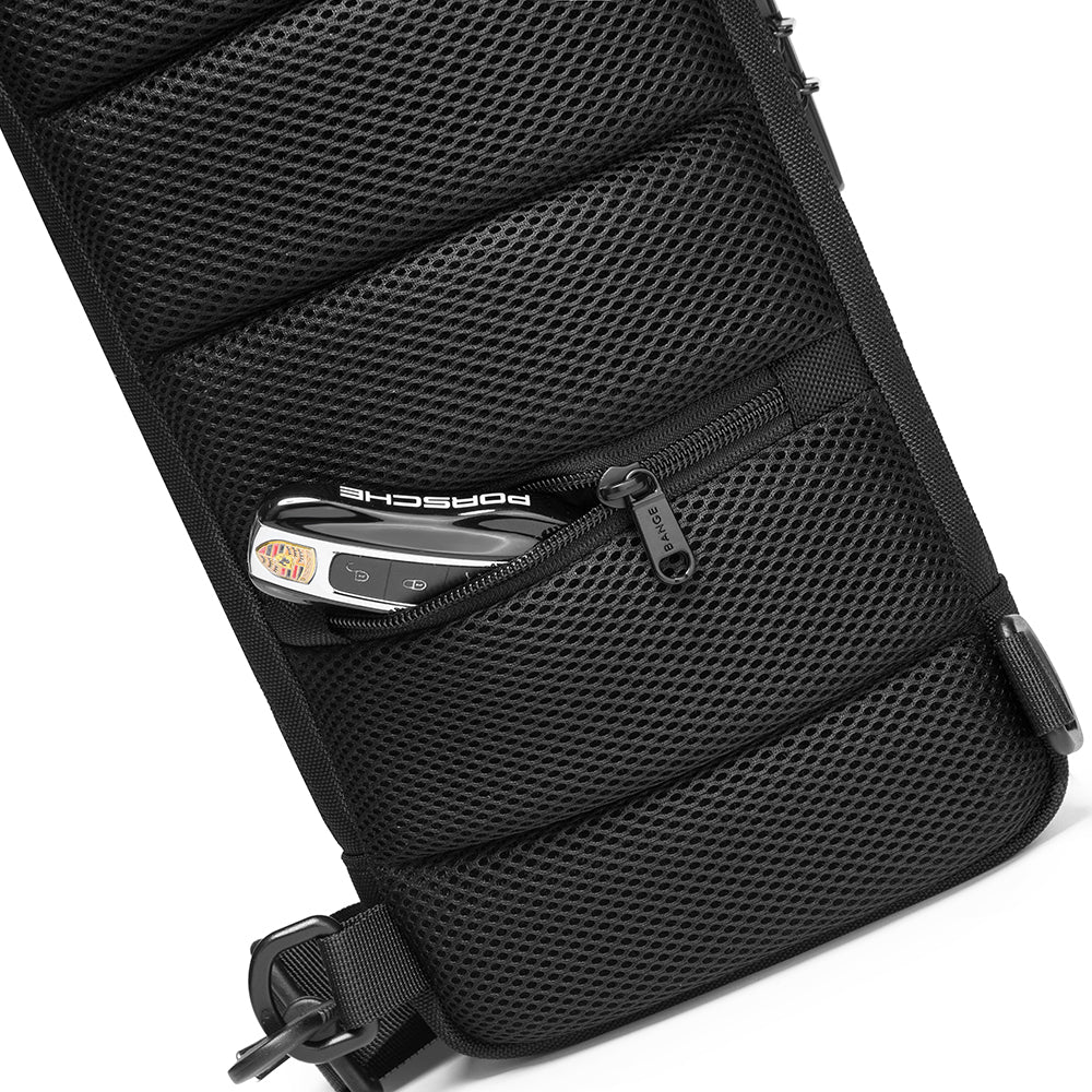 Vista del compartimento trasero con cremallera de la crossbody Bange The Safebag, mostrando espacio oculto para objetos de valor.