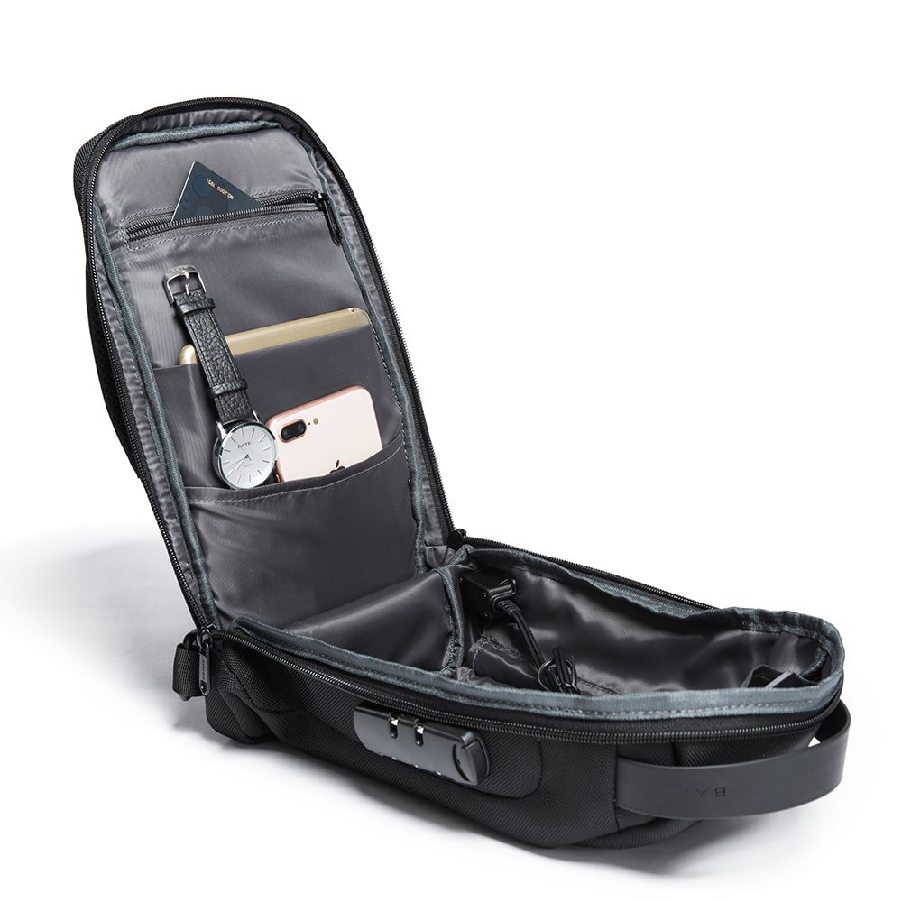Interior espacioso del Safebag de Bange con compartimentos organizadores.

