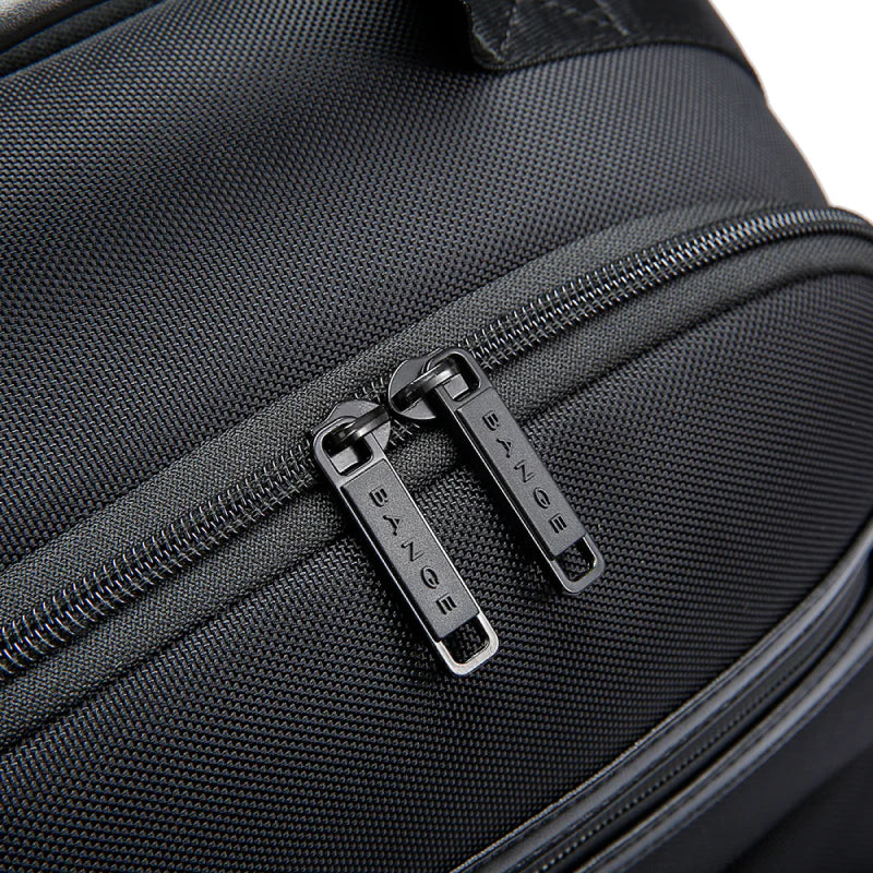 Cierres YKK resistentes de alta calidad en la mochila The Classic de Bange, ofreciendo seguridad y durabilidad en el uso diario.