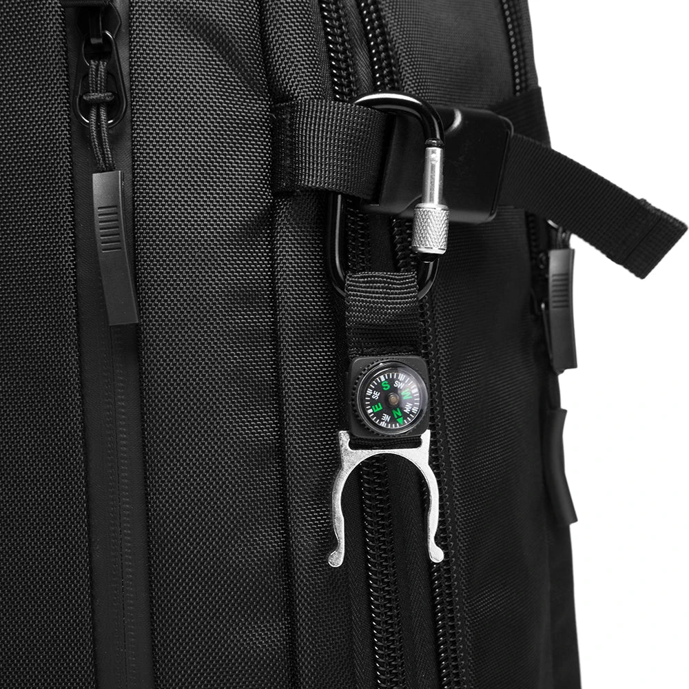 Mochila Bange Journeypack mostrando enganche lateral para brújula incorporada.