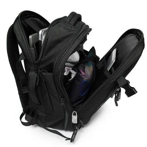 Mochila Bange Journeypack abierta, mostrando compartimentos para laptop, ropa y accesorios.