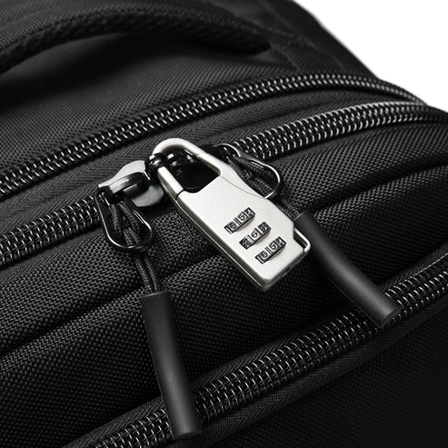 Detalle de candado de combinación de seguridad integrado en la mochila Bange Journeypack.