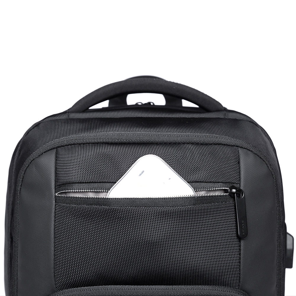 Primer plano del bolsillo frontal con cierre de la mochila The Classic de Bange, mostrando un dispositivo electrónico parcialmente guardado, ideal para acceso rápido y seguro a objetos esenciales como tablets o documentos.

