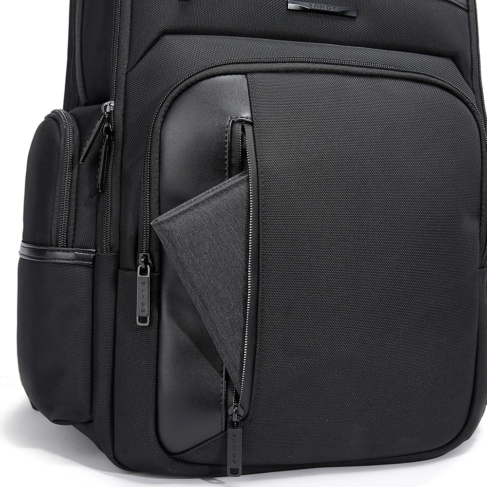 Mochila The Blackpack de Bange mostrando compartimento lateral.