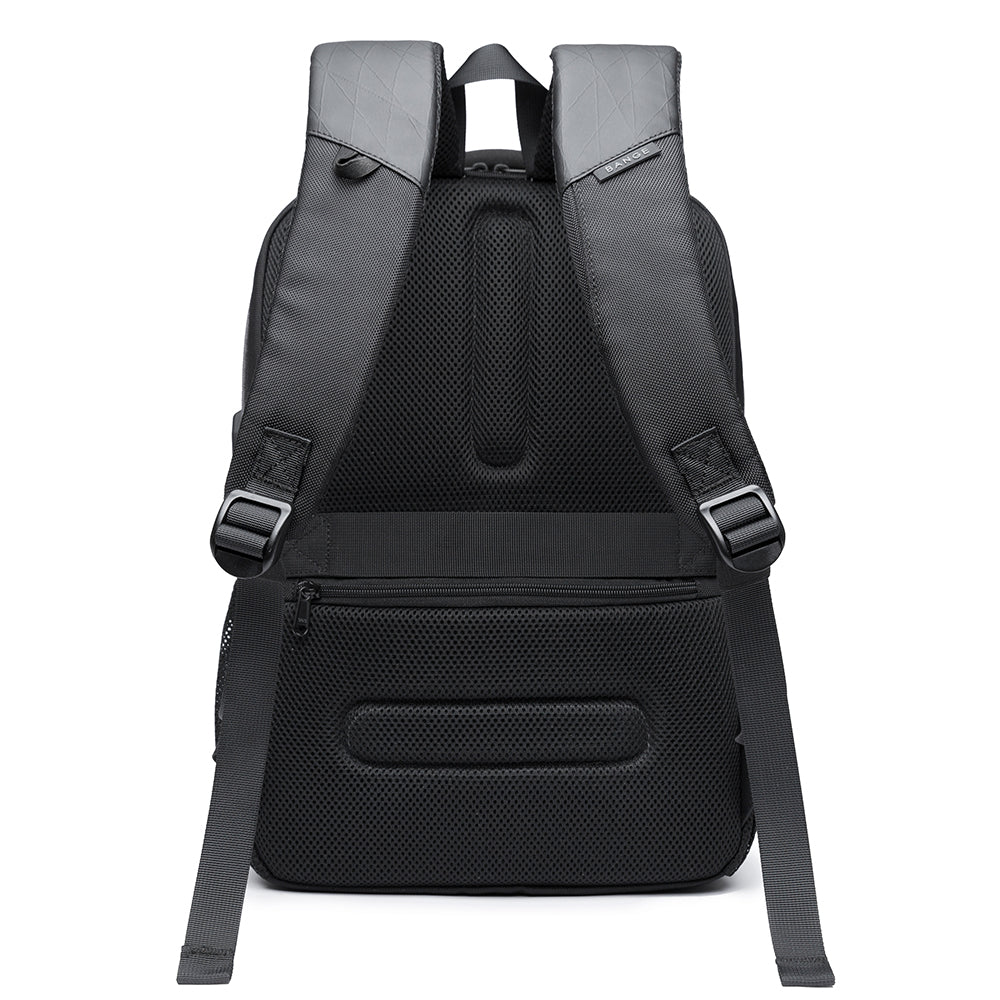 Vista posterior de la mochila The Classic de Bange en color gris, mostrando los tirantes ergonómicos acolchados, la banda para sujetar en maleta y el bolsillo trasero con cierre para mayor seguridad.

