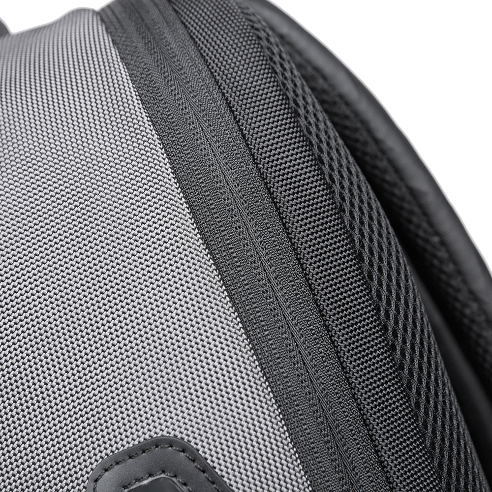 Vista posterior de la mochila The Classic de Bange en color gris, mostrando los tirantes ergonómicos acolchados, la banda para sujetar en maleta y el bolsillo trasero con cierre para mayor seguridad.

