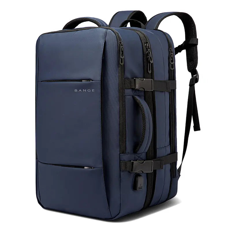 Mochila Bange The Expandable en color azul marino, vista lateral frontal con asas acolchadas, correas de sujeción y puerto USB para carga externa.


