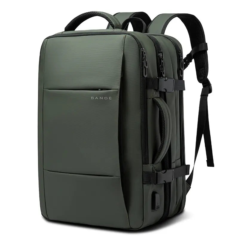 Mochila Bange The Expandable en color verde oliva, vista lateral frontal con correas ajustables, múltiples cremalleras y puerto USB integrado.

