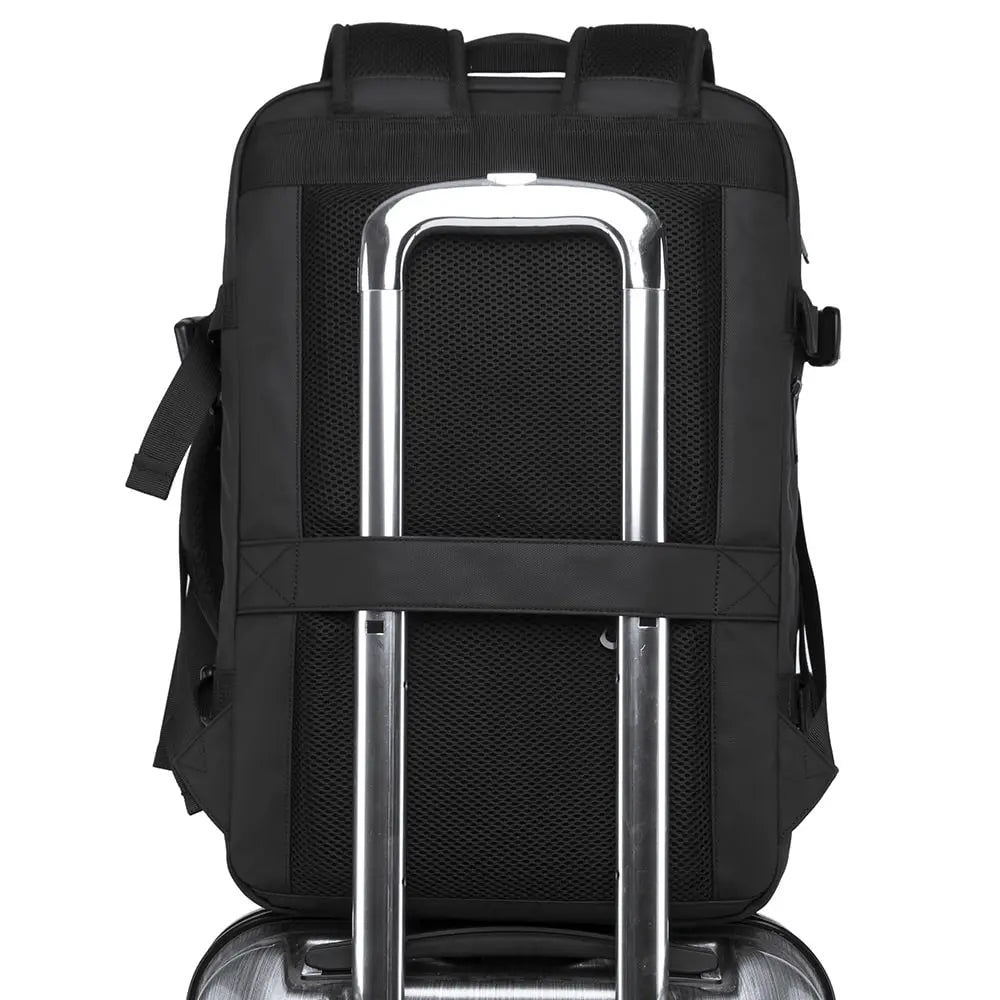 Mochila The Expandable de Bange sujeta a una maleta de viaje mediante su banda trasera, ideal para facilitar el transporte en aeropuertos.