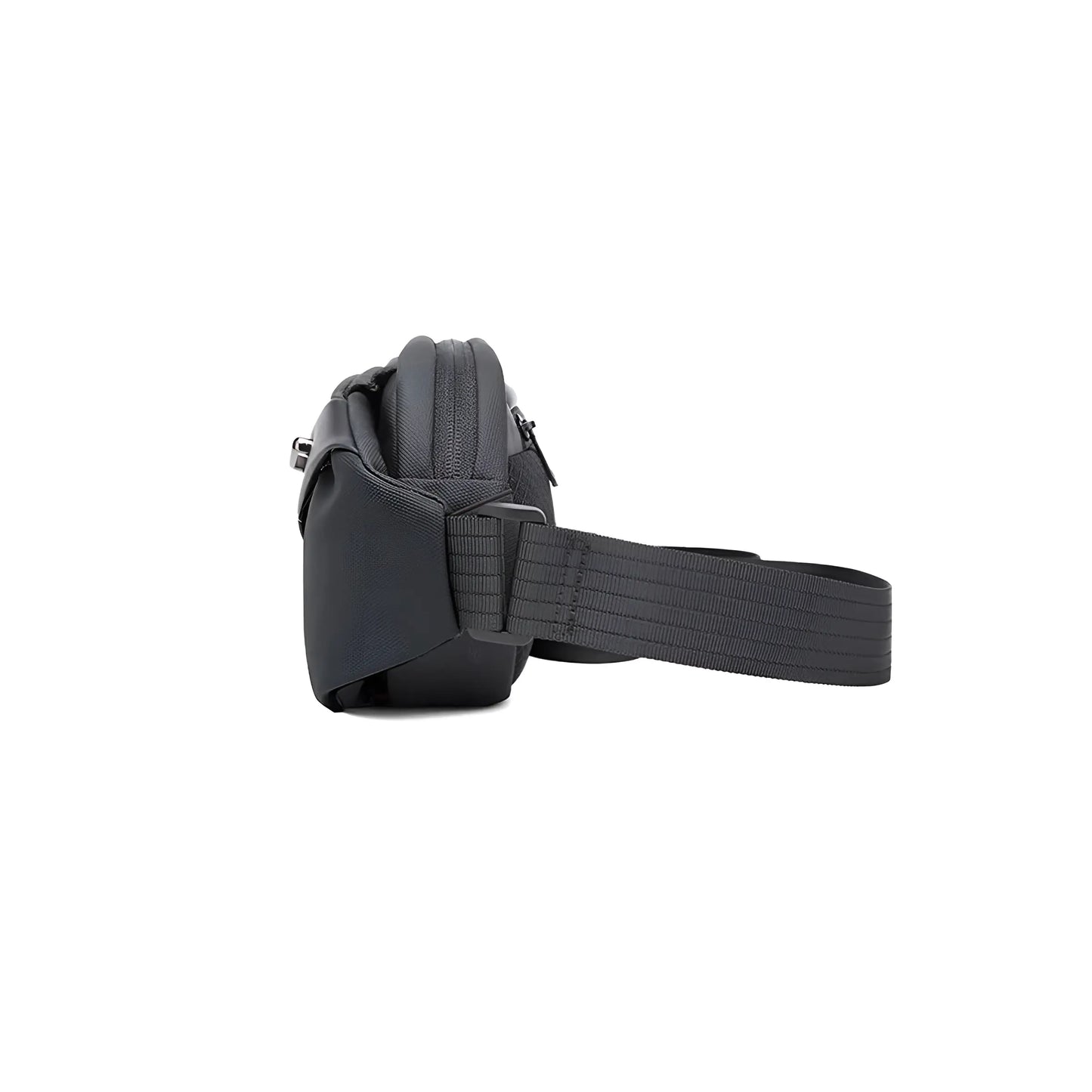 Vista lateral del Slingbag Bange negro con correa ajustable y resistente.