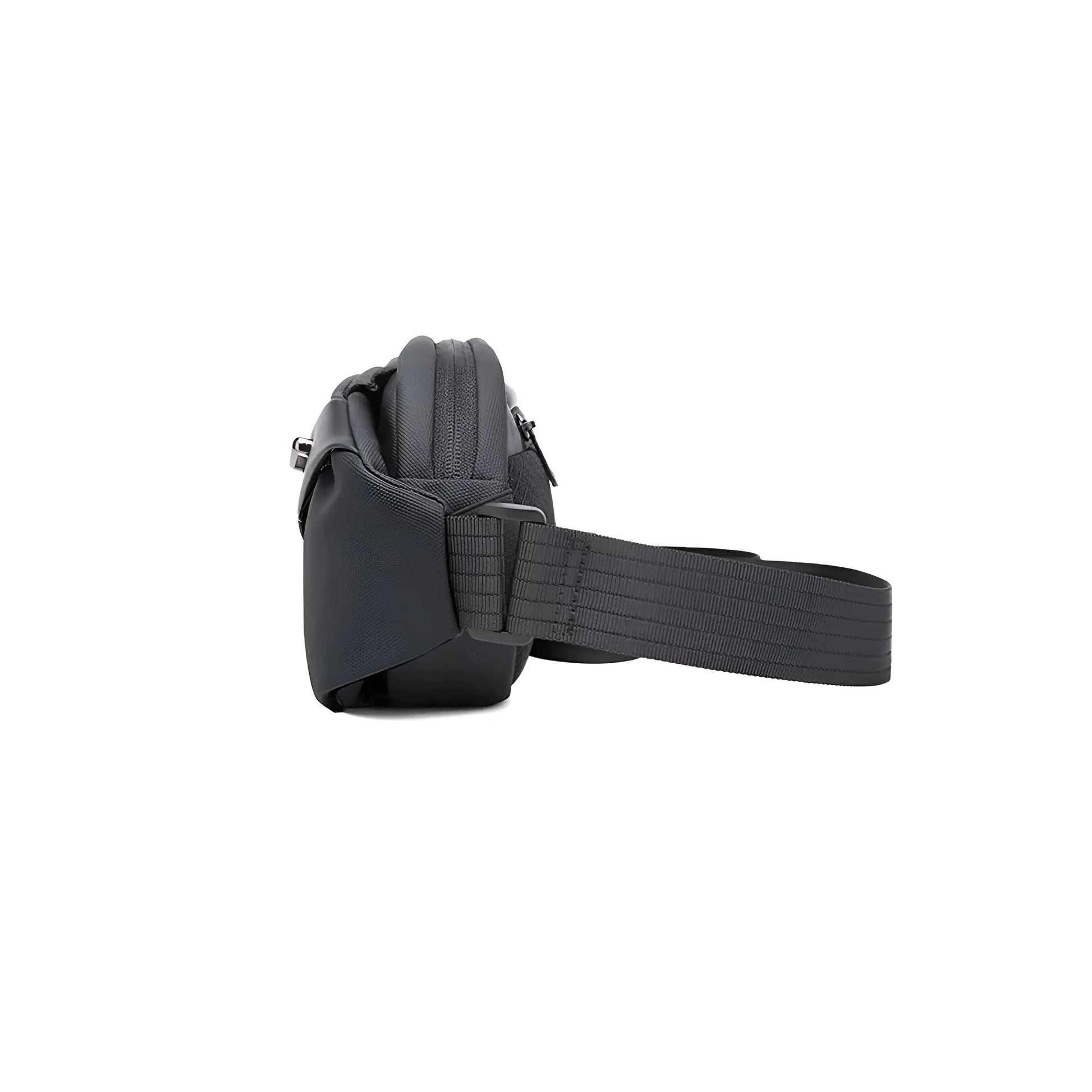 Vista lateral del Slingbag Bange negro con correa ajustable y resistente.
