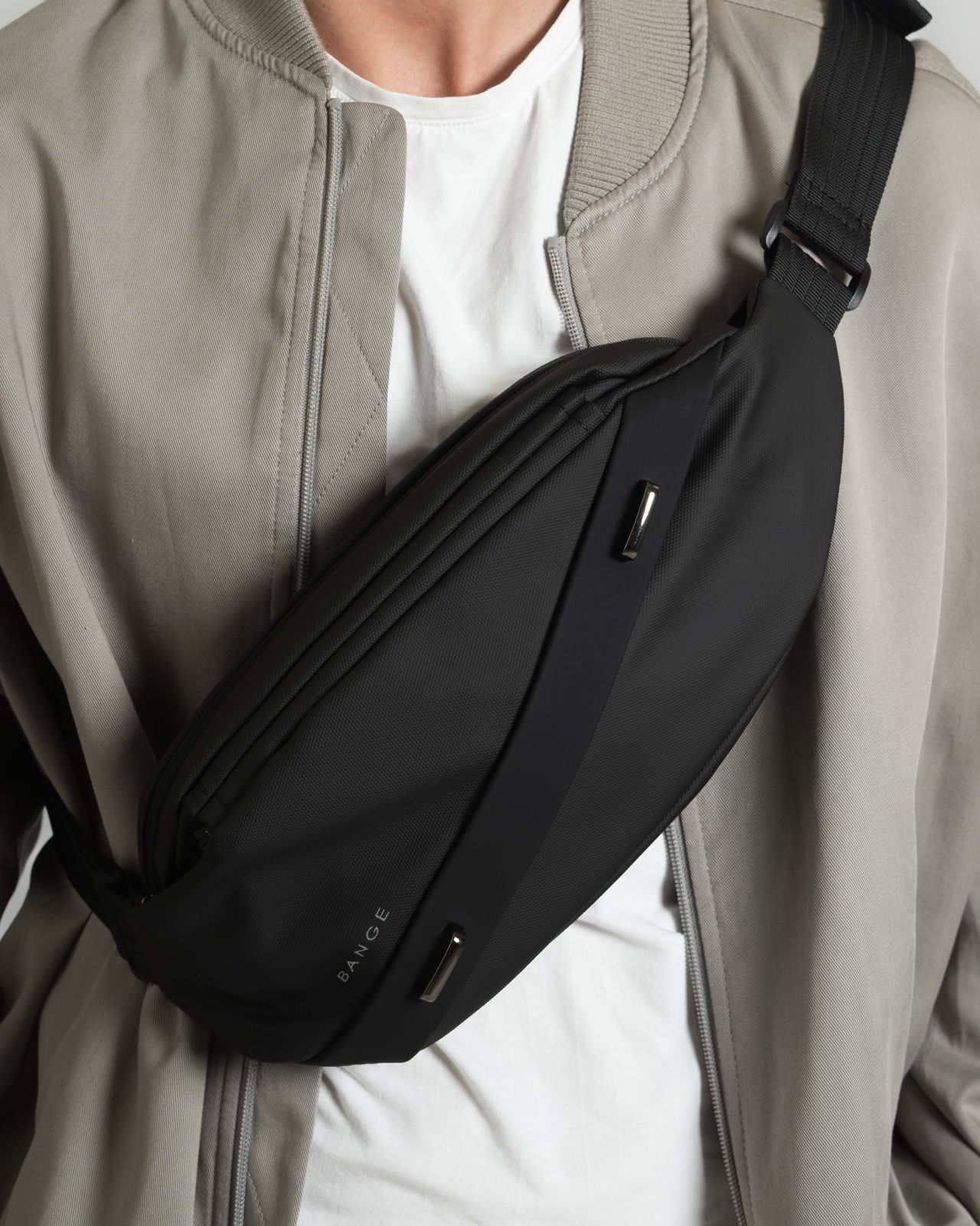 Slingbag Bange negro en uso cruzado sobre el pecho – estilo casual y urbano.

