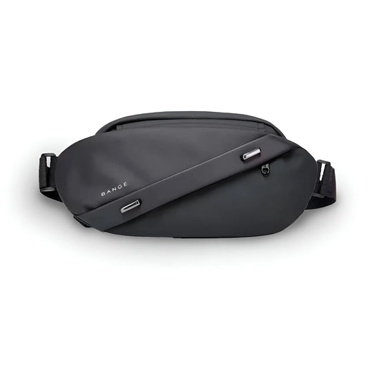 Vista frontal del Slingbag Bange color negro con diseño elegante y puerto USB lateral.

