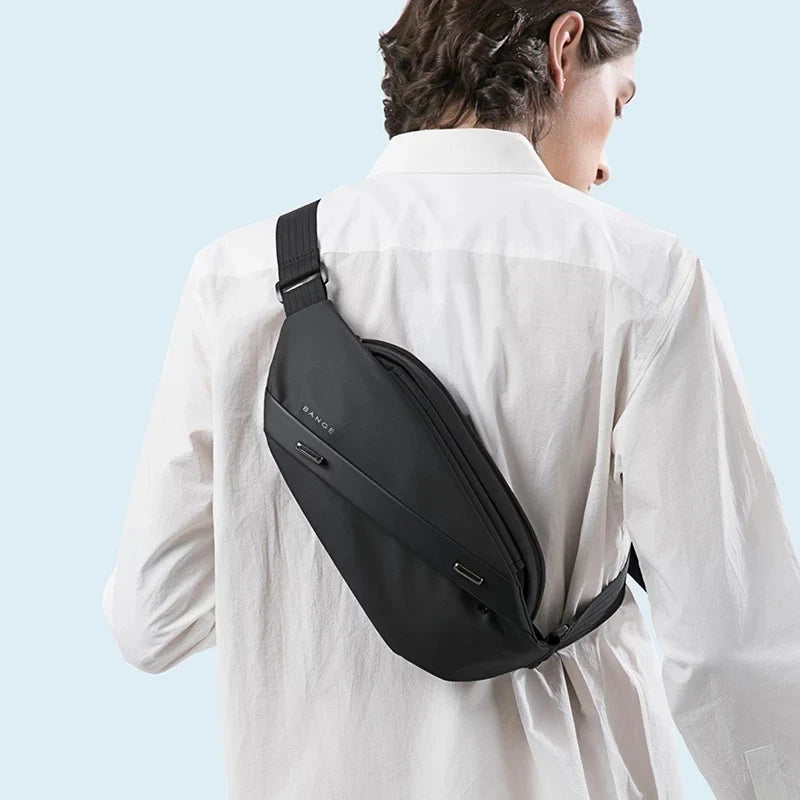 Slingbag Bange en uso, estilo urbano cruzado en la espalda, modelo hombre.