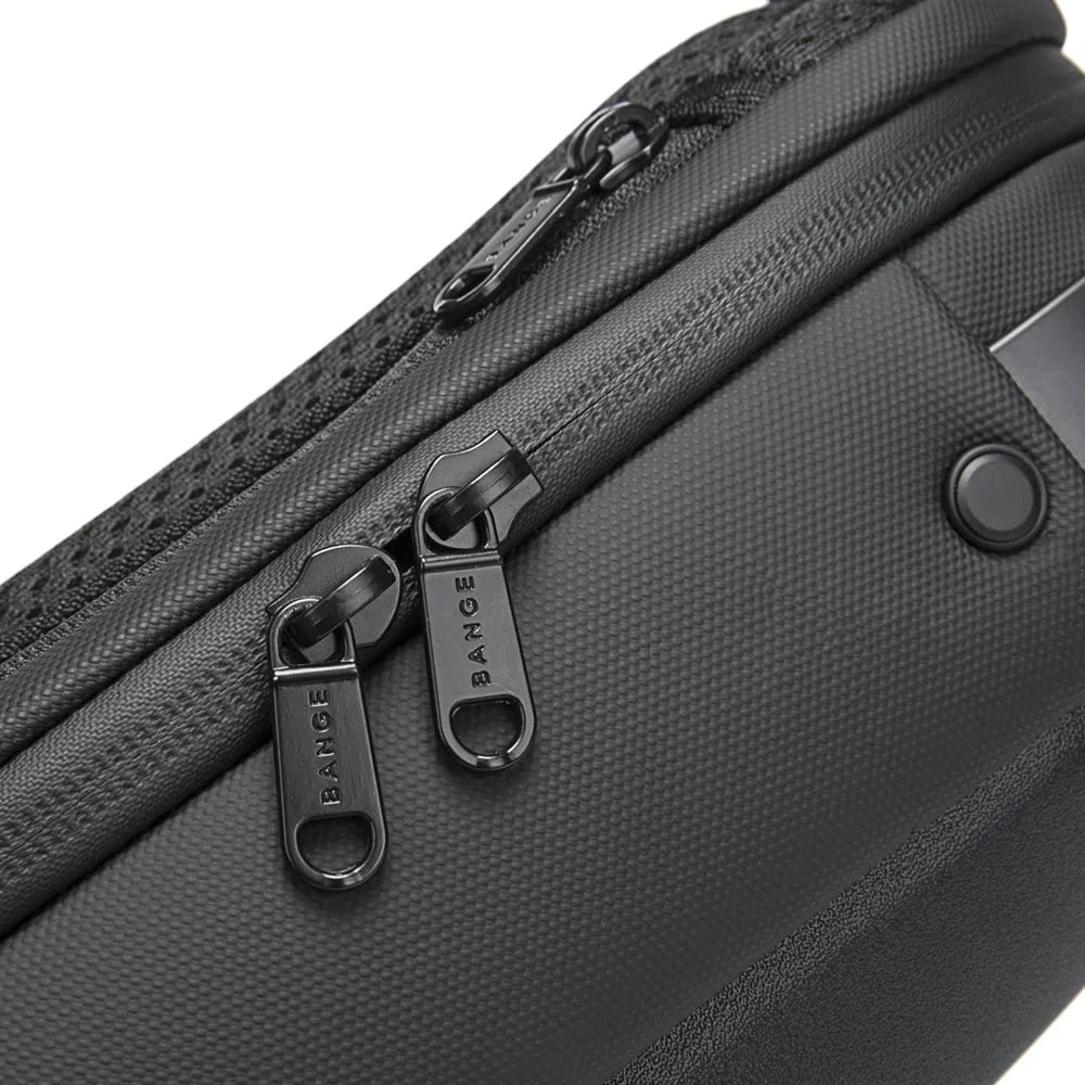 Detalle de los cierres resistentes con logotipo Bange en el crossbody The Shelter.