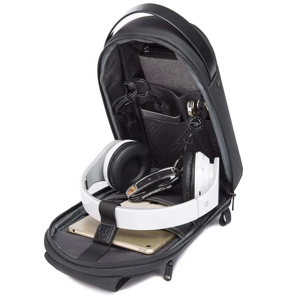 Vista interior del crossbody Bange The Shelter mostrando compartimentos organizadores para gadgets.