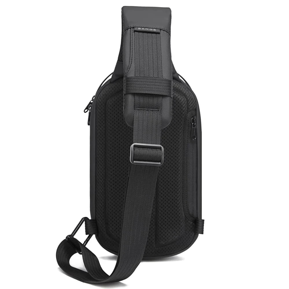 Parte trasera del crossbody The Shelter Bange con diseño ergonómico y correa acolchada ajustable.