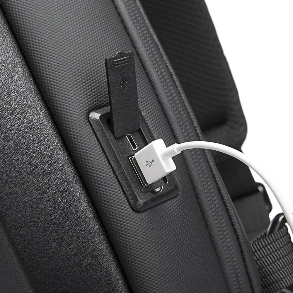 Detalle del crossbody Bange The Shelter con puerto USB externo para carga rápida.