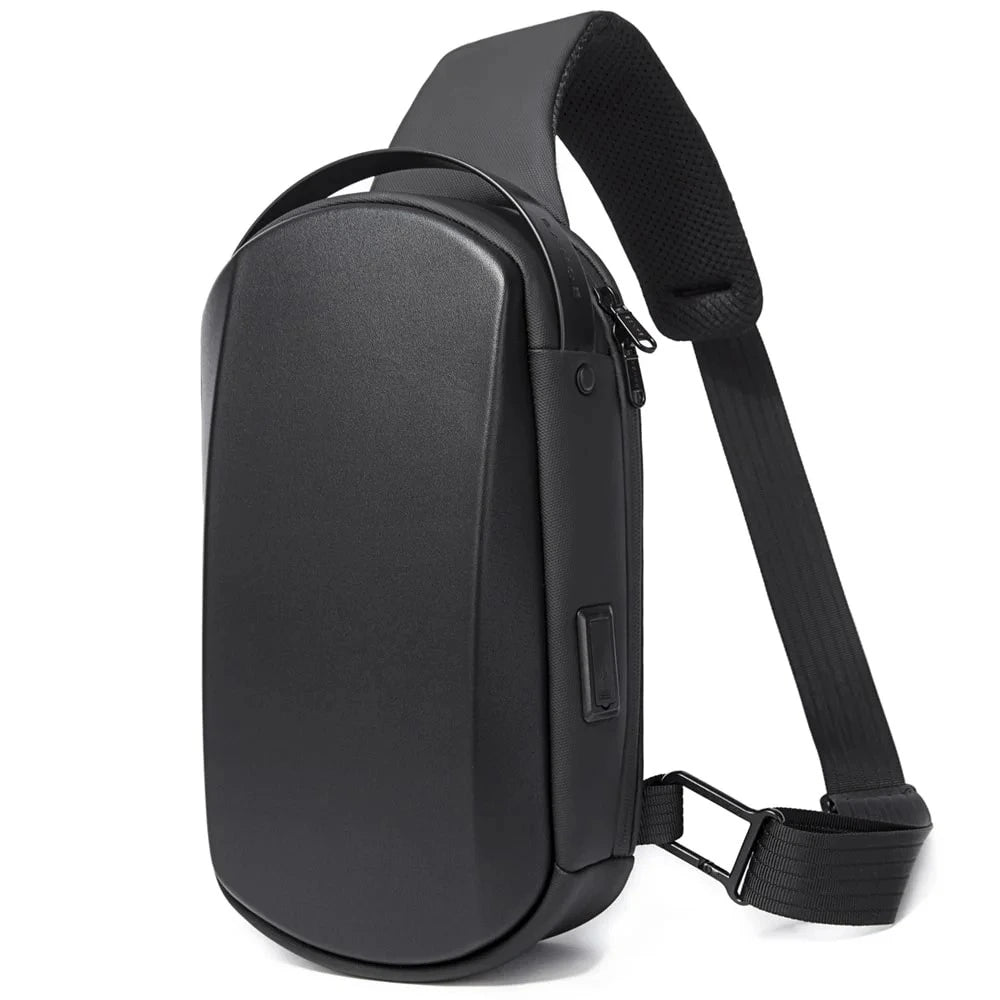 Vista lateral del crossbody The Shelter Bange con diseño minimalista, asa superior ergonómica y puerto USB lateral.