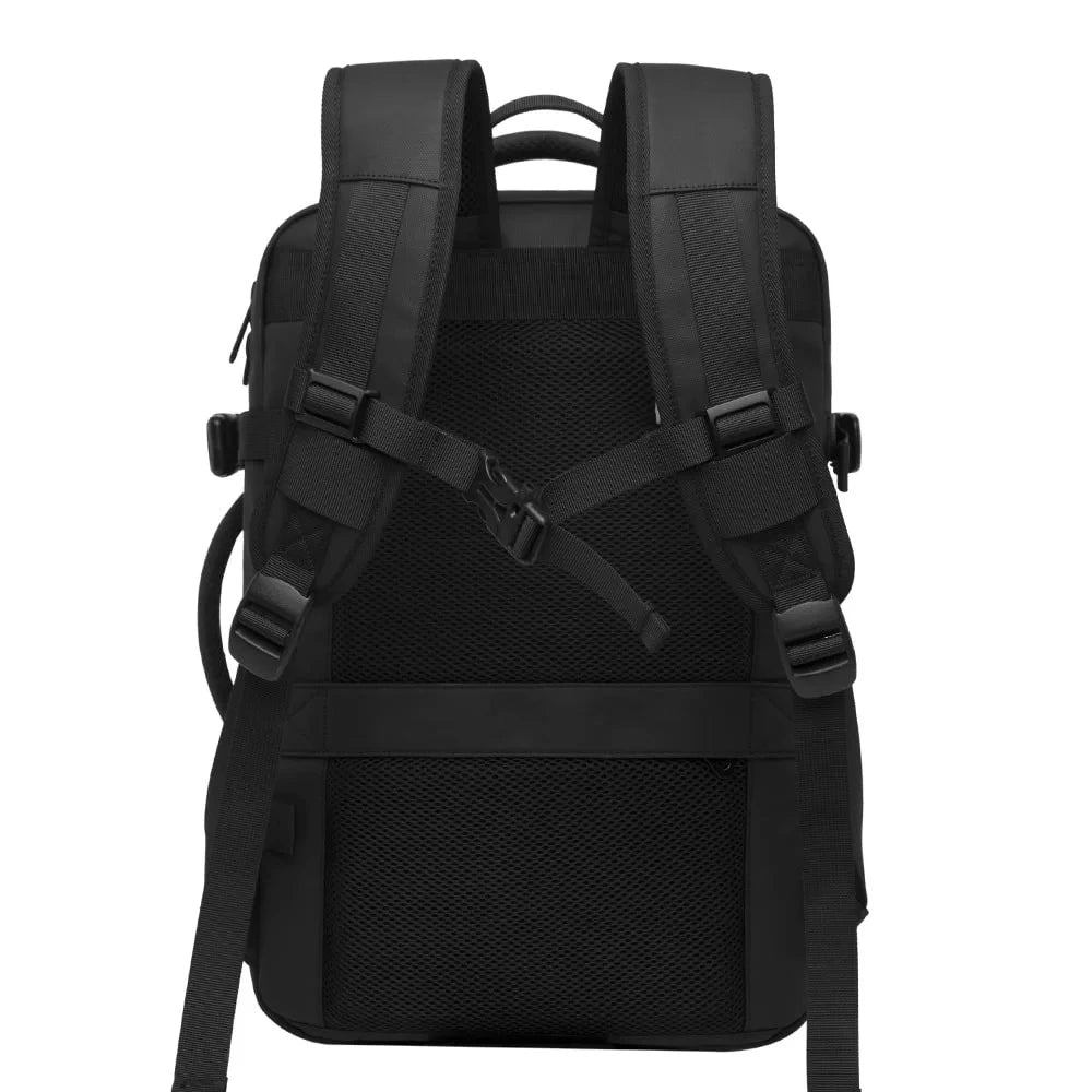 Vista posterior de la mochila Bange The Expandable en negro, mostrando las correas acolchadas, cinturón de ajuste al pecho y banda trasera para sujetar en maleta trolley.

