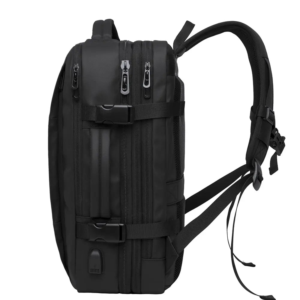 Vista lateral de la mochila Bange The Expandable en negro, destacando los cierres de cremallera, correas de ajuste y puerto USB incorporado para carga externa.

