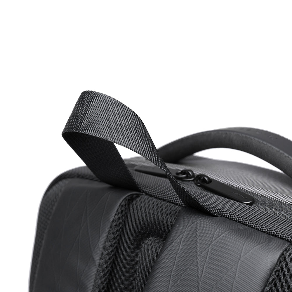 Detalle de la cinta superior y cierre principal de la mochila Bange The Classic en color gris.

