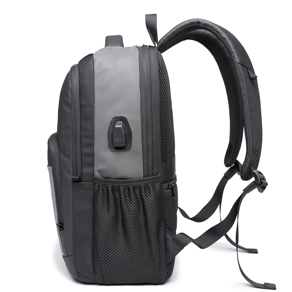 Vista lateral derecha de la mochila Bange The Classic gris, con conector USB externo y bolsillo lateral de malla.

