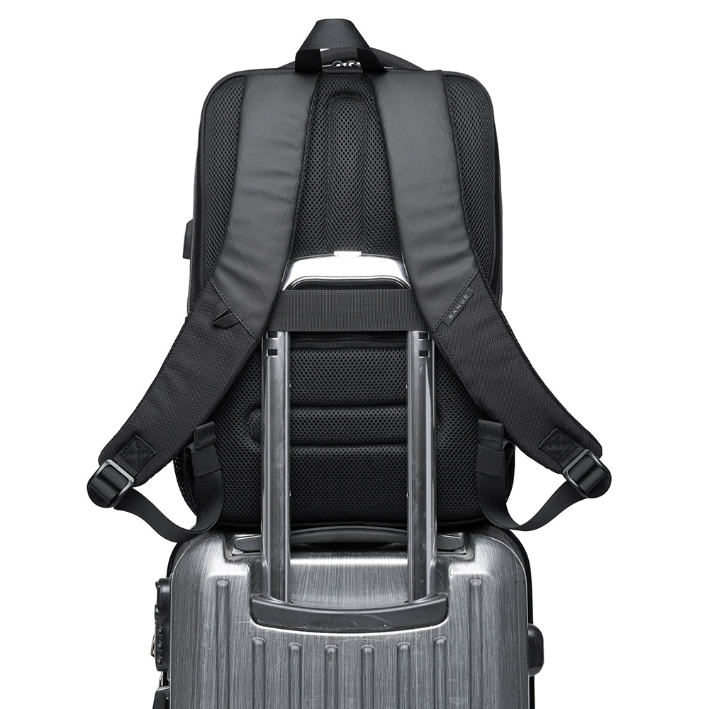 Vista trasera de la mochila Bange The Classic gris sujeta a la maleta con banda ajustable, ideal para viajes.

