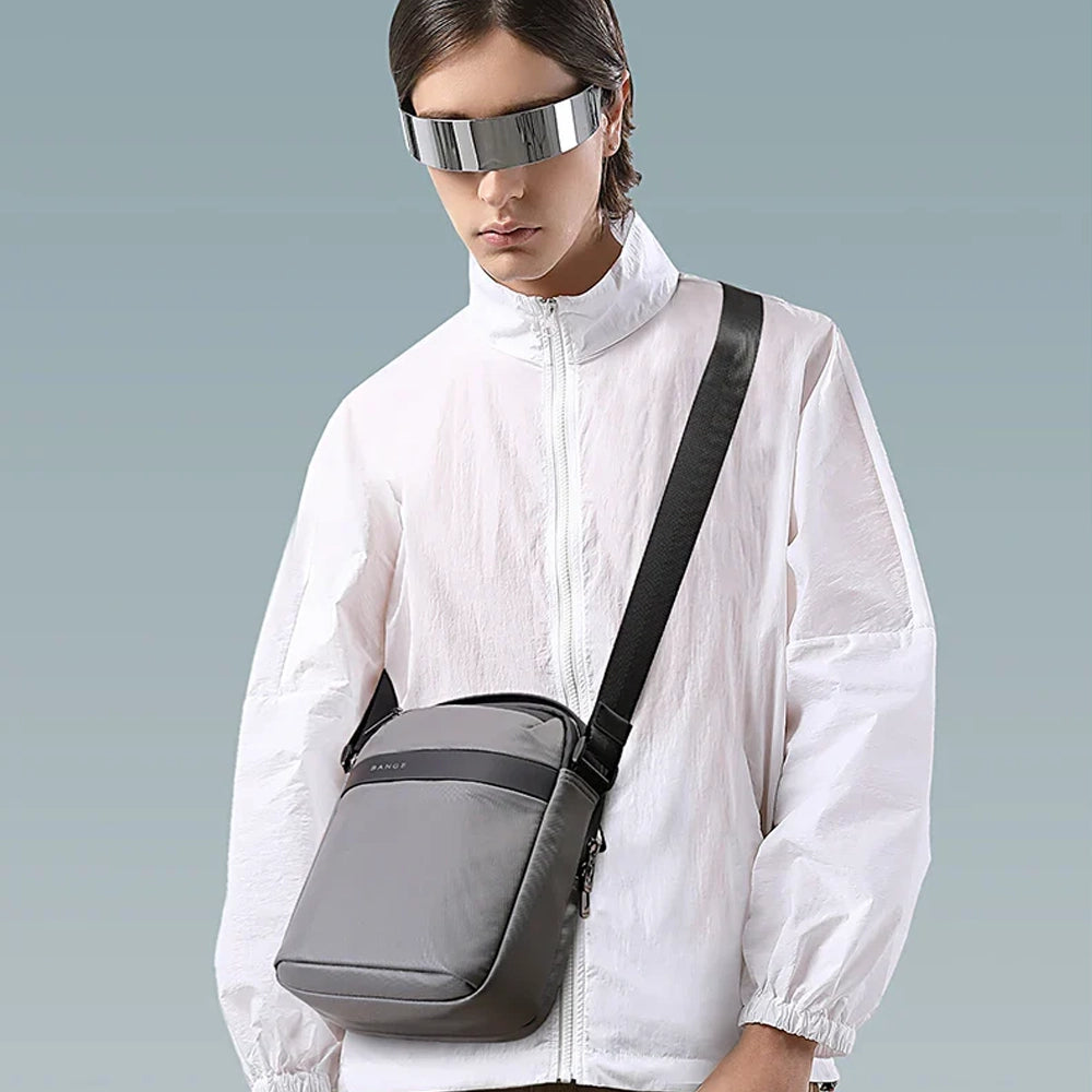 Bolso impermeable cruzado Bange en color gris para hombre, ideal para ciudad y viajes.


