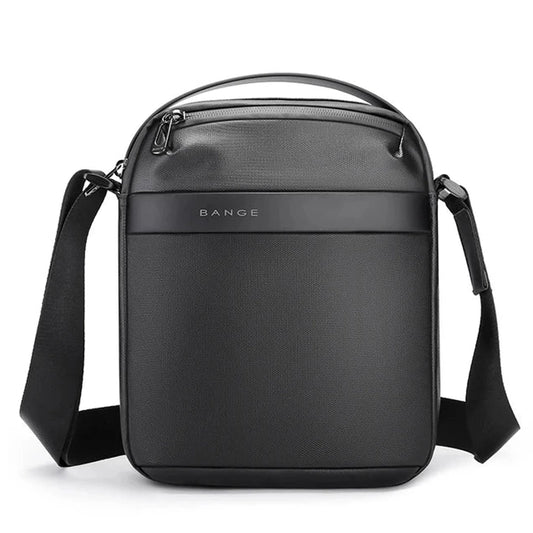 Morral negro Bange impermeable para hombre, vista frontal con diseño elegante y moderno.

