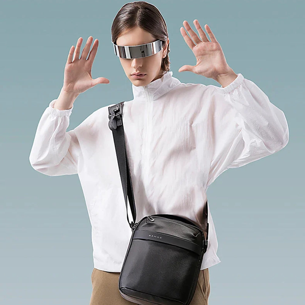 Modelo con morral negro Bange cruzado al hombro, ideal para estilo urbano y uso diario.

