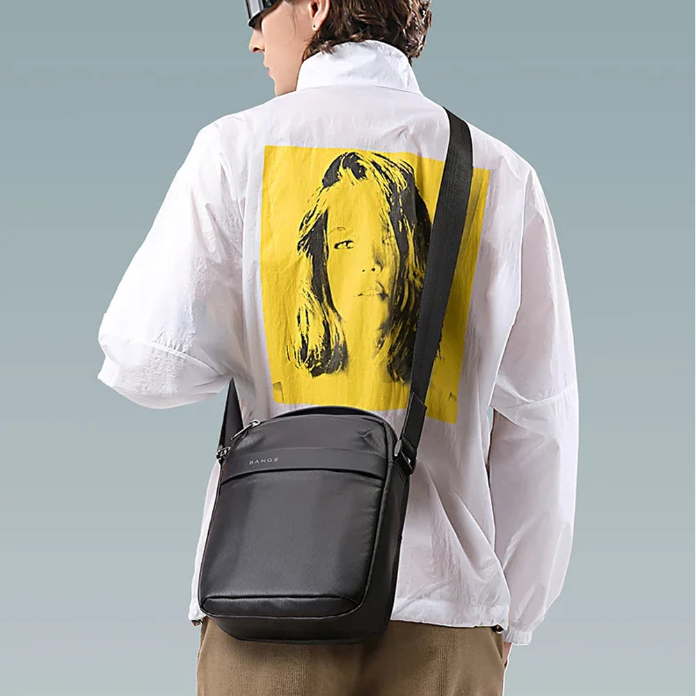 Vista trasera de modelo con morral negro Bange cruzado, ideal para un look urbano moderno.

