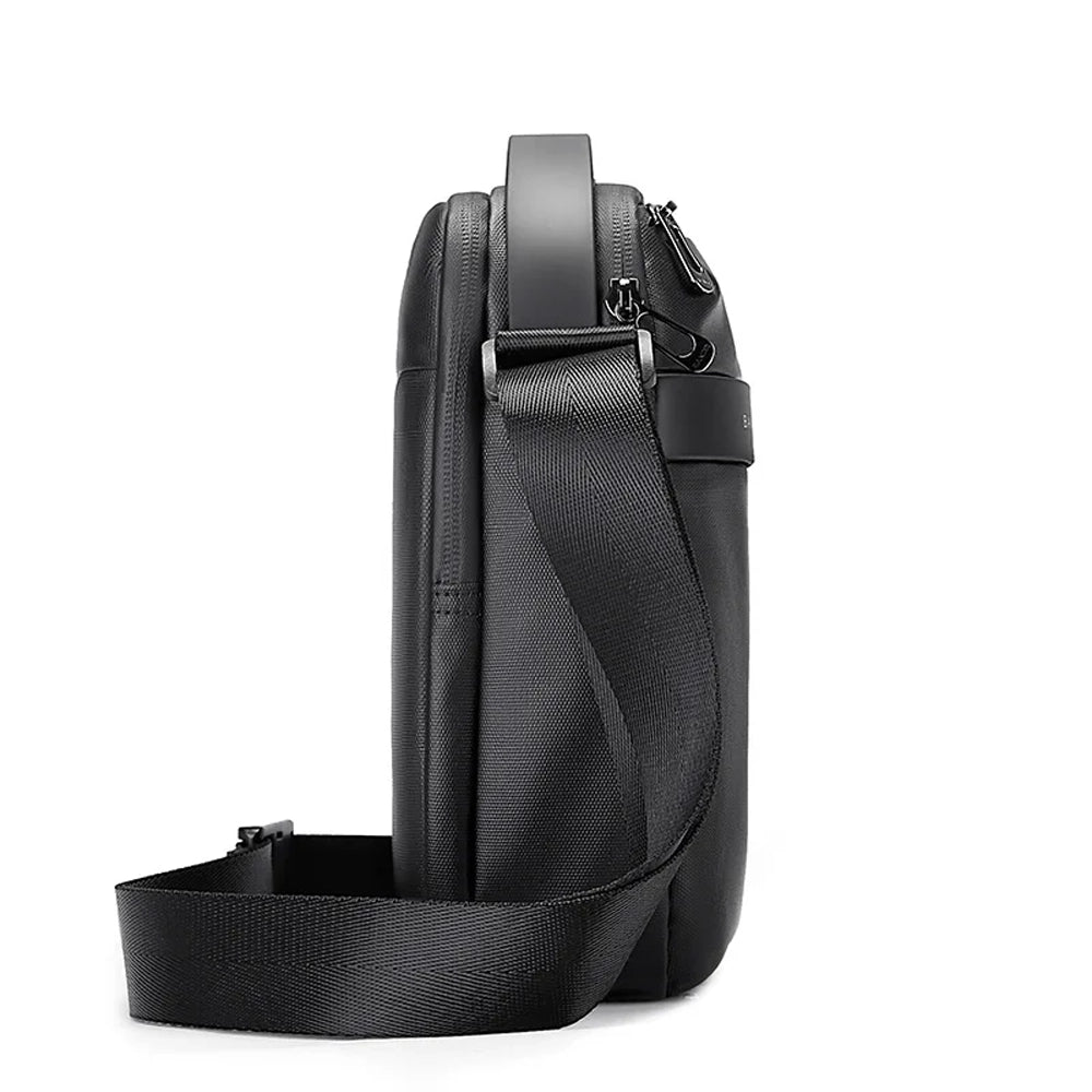 Vista lateral del morral negro Bange para hombre con correa ajustable y diseño compacto.

