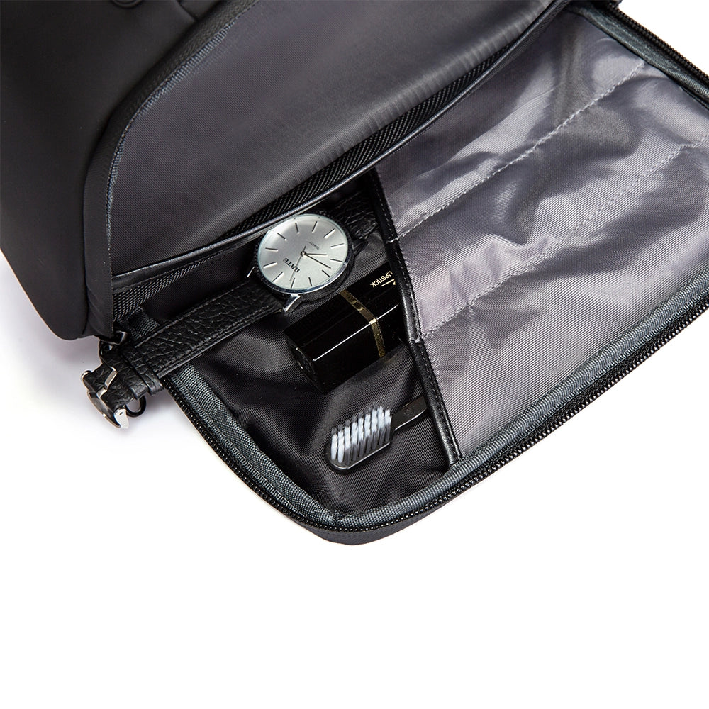 Interior del neceser Bange The Doppkit negro con compartimentos organizadores para objetos personales.

