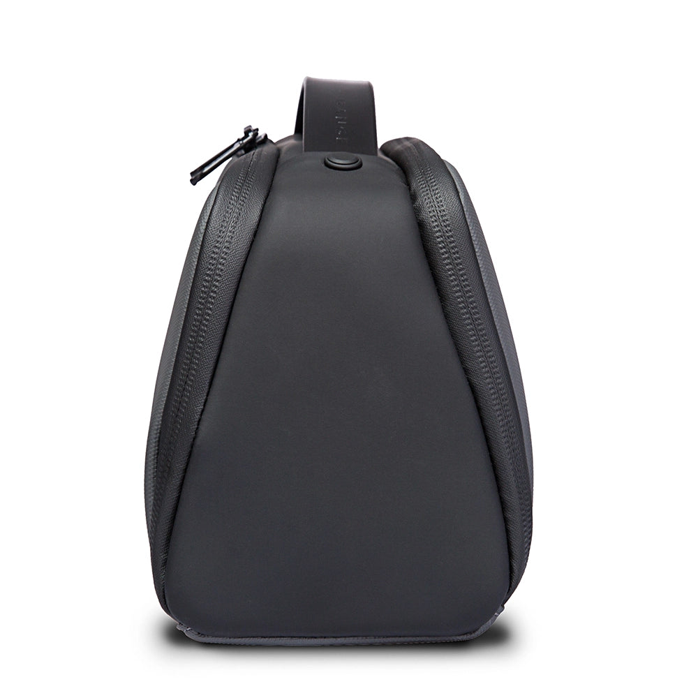 Vista lateral del neceser Bange The Doppkit negro, diseño impermeable y resistente para viajes.

